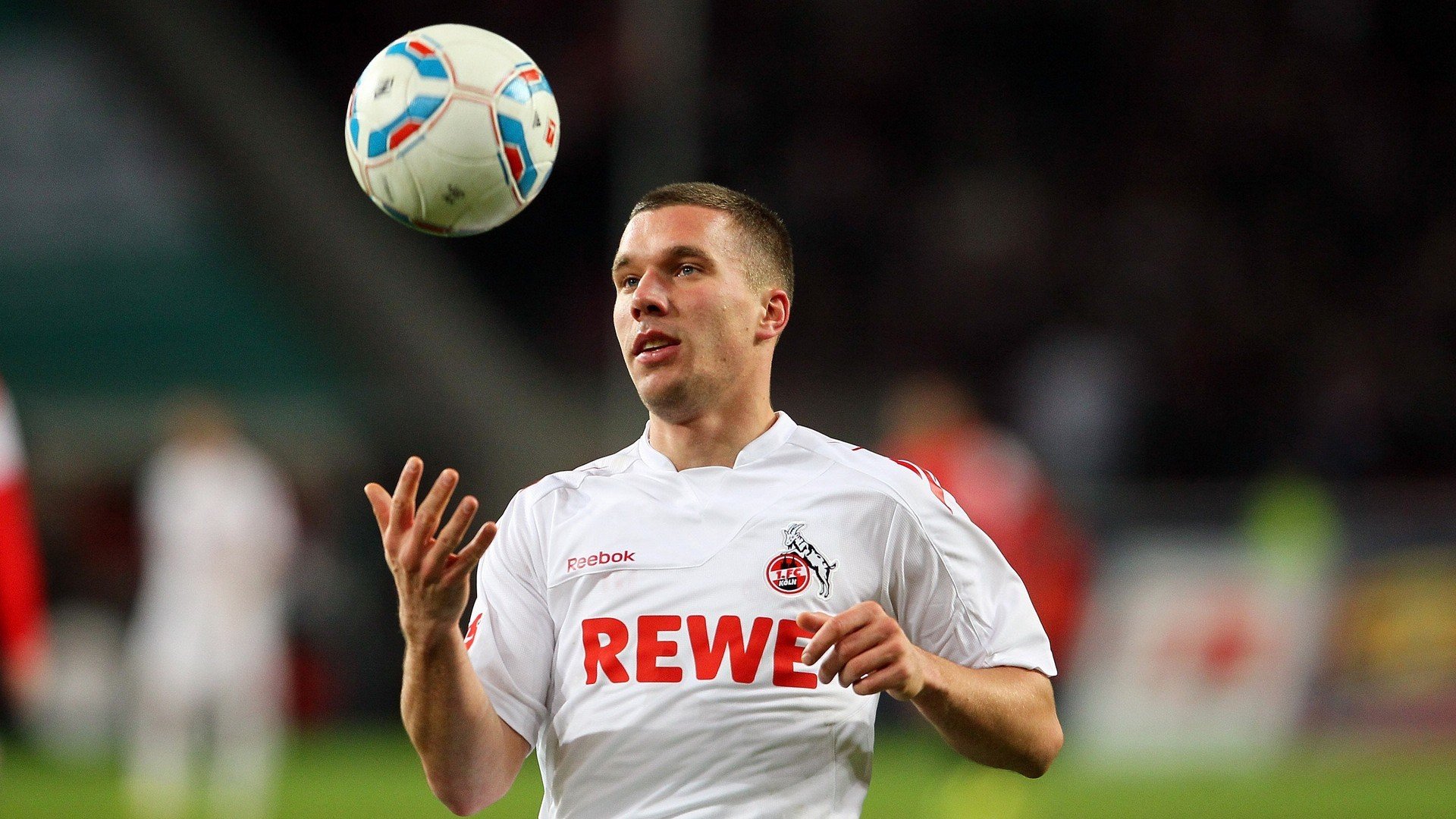 跨界辉煌，阿扎伦卡二十赛季高光引爆勇士球迷激情，阿扎伦卡勇士主场闪耀，二十赛季跨界辉煌引燃球迷激情